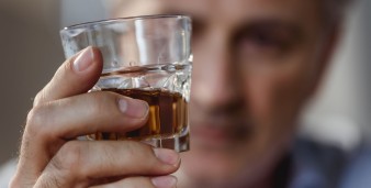 Oltre il bicchiere: riconoscere la dipendenza dall'alcol