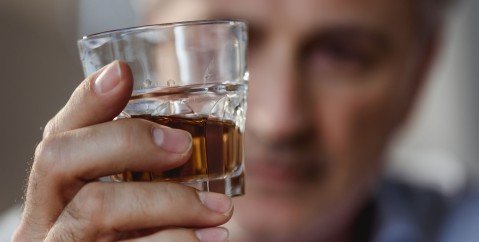 Oltre il bicchiere: riconoscere la dipendenza dall'alcol
